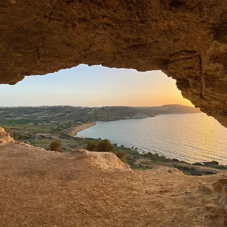 F1 - Modern Two Bedrooms Flat Sea View, St Julians *